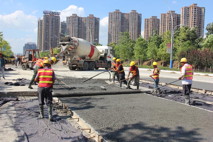 4.二航局施工人員頂烈日、加班加點施工董永路道路,確保工程質(zhì)量、搶抓施工進度.JPG